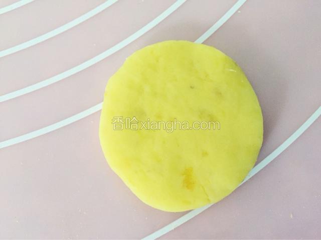用圆形模具扣出圆形