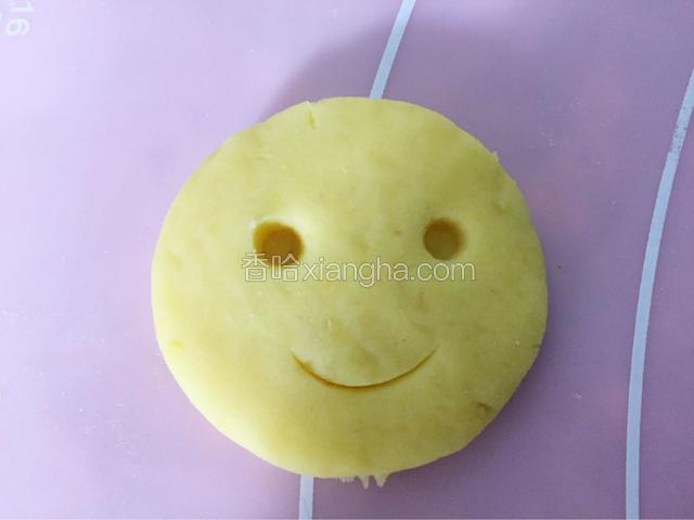 用筷子作出眼睛，用勺子做出微笑的嘴巴。
