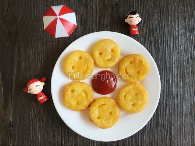 带颜色金黄表面变硬即可捞出控干油分，沾番茄酱来吃吧！