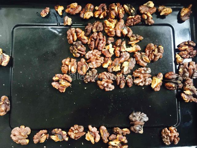 烤好的核桃仁取出放凉。