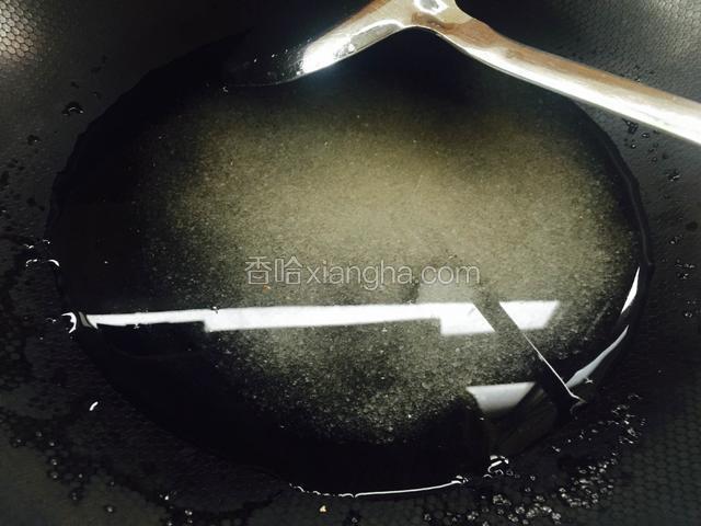 锅里倒入砂糖和水烧开。