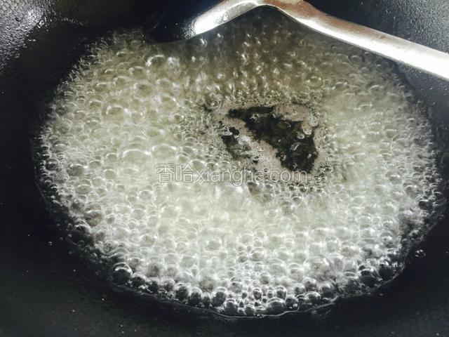 一边烧一边用铲子搅拌。