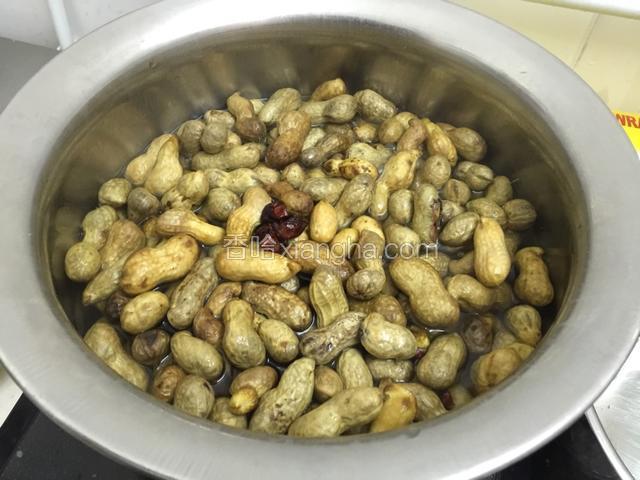 加水煮20分钟左右.之后焖煮15分钟好进盐.