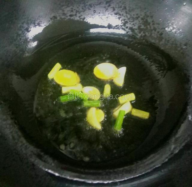 锅内放底油烧热加入葱姜爆香