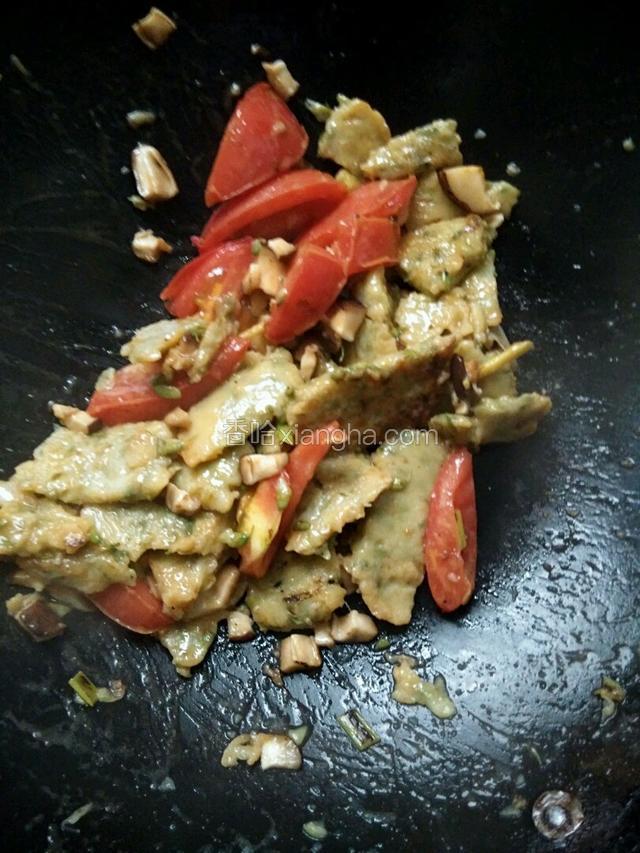 加入香菇，番茄翻炒一分钟