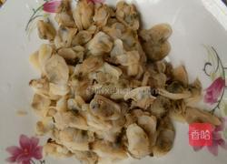 蛤喇肉炒韭菜的做法图解2