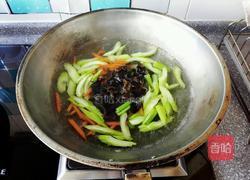 木耳炒芹菜的做法图解4