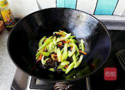 木耳炒芹菜的做法图解7