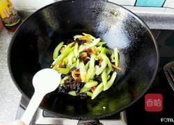 木耳炒芹菜的做法图解9