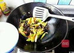 木耳炒芹菜的做法图解10