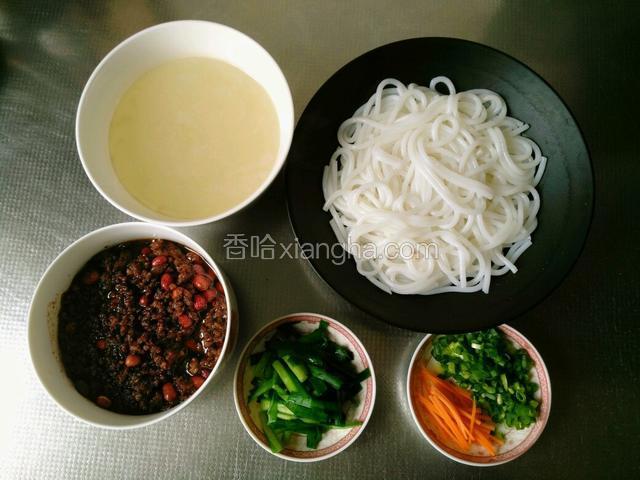 备齐所需食材。韭菜开水烫一下，捞起来过凉水，切段，葱切末，胡萝卜切丝。