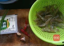 豆腐炖虾的做法图解1