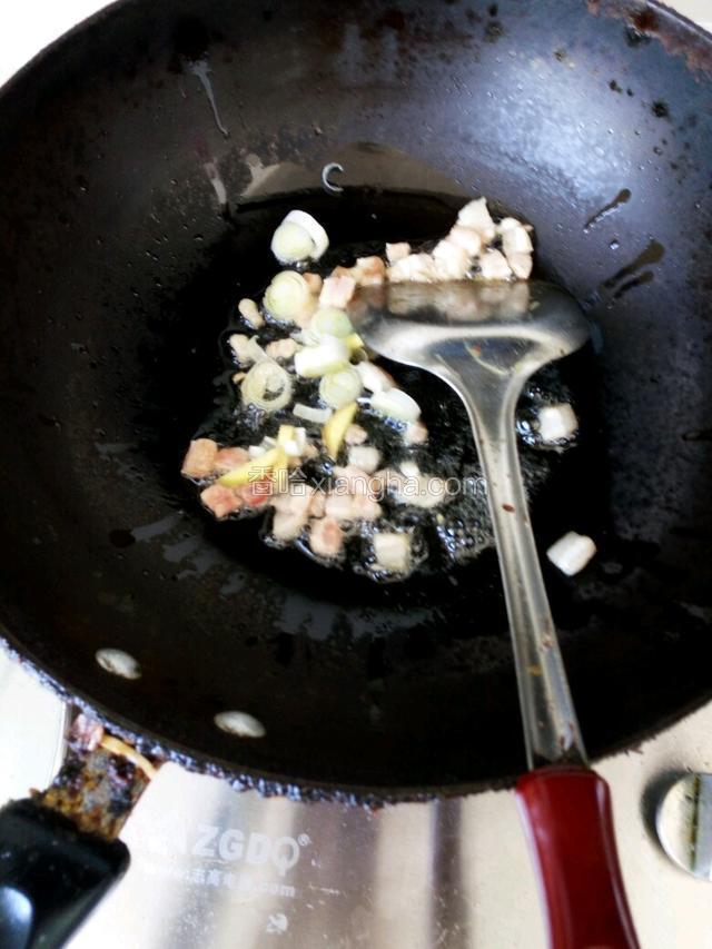 加入葱姜炒香