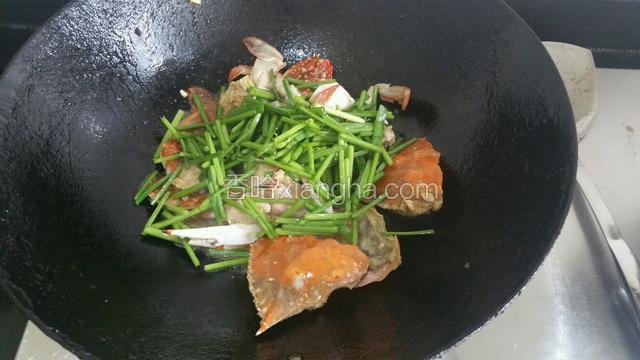 把韭花放进去，加酱油煸炒一会，勾芡一点番薯淀粉