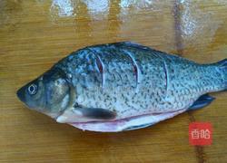 鲫鱼娃娃菜的做法图解1