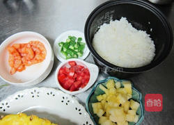菠萝海鲜炒饭的做法图解3