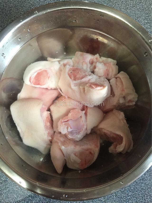 斩块的猪蹄，刮毛把皮处理干净，泡水30分钟，洗干净控干水分。