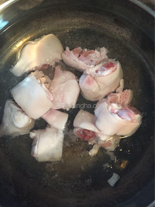 凉水下锅煮5分钟，煮出血沫捞出，用水冲洗干净即可。