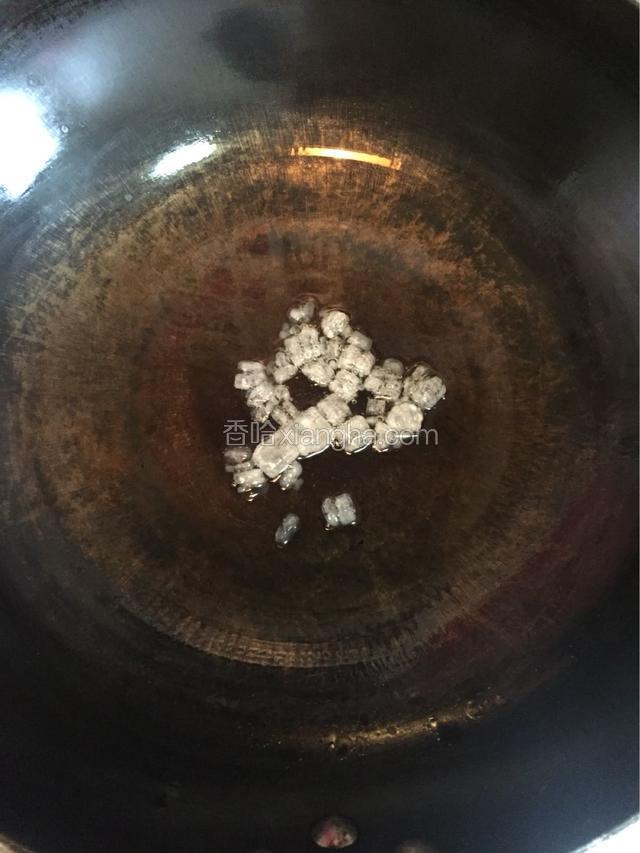 锅热倒入油20克，油热7成放冰糖炒糖色。