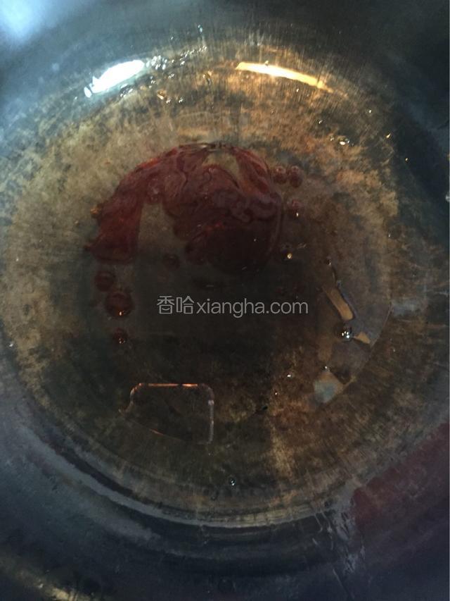调小火，冰糖炒至变色。