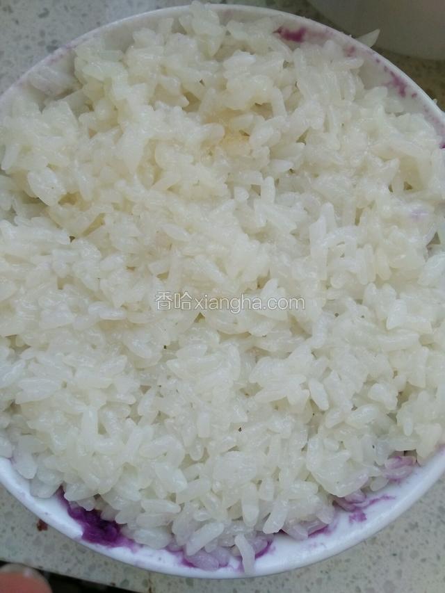 再盖上一层糯米饭