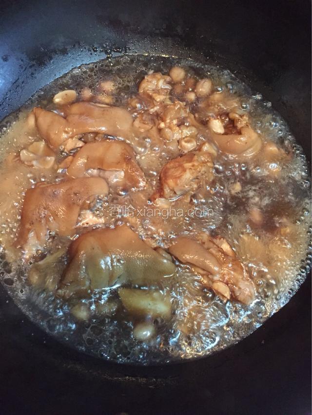 大概煮到60分钟差不多了，留一些汤放盐调味，关火出锅。