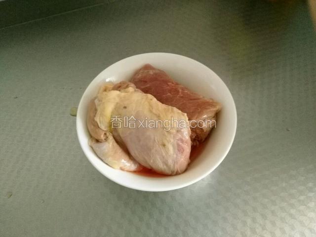 牛腩肉一块泡出血水，因为有筋不太好切，要小心哦！