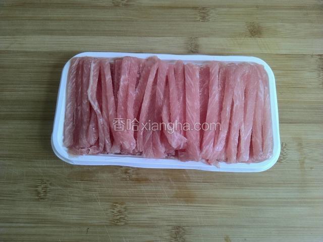 瘦肉切细丝。