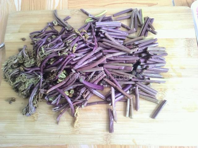 蕨菜切4厘米小段。