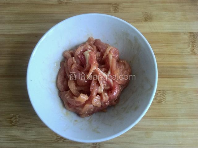 肉丝放在碗里，加入盐，生抽，玉米淀粉，少许油拌匀腌制5分钟。