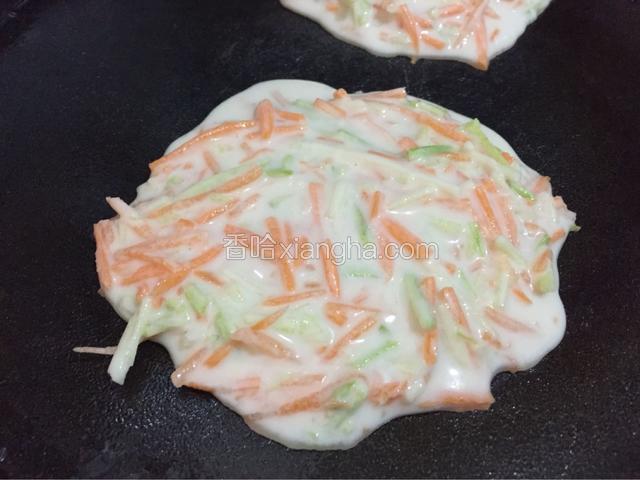 电饼铛预热擦油，油热倒入面糊