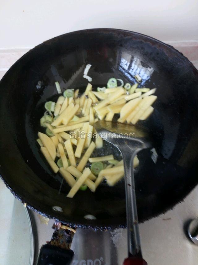 加入土豆翻炒