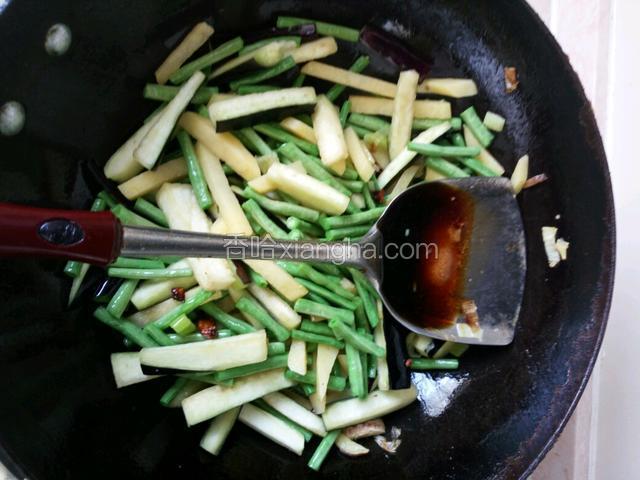 加入适量味极鲜和盐、醋继续翻炒