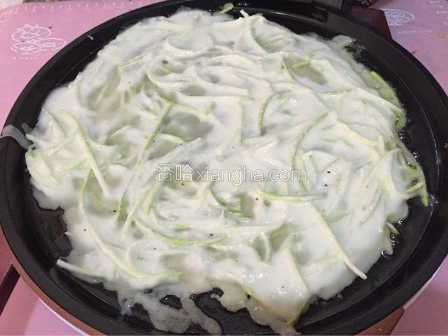 电饼铛预热擦油，油热倒入茭瓜面糊摊成饼