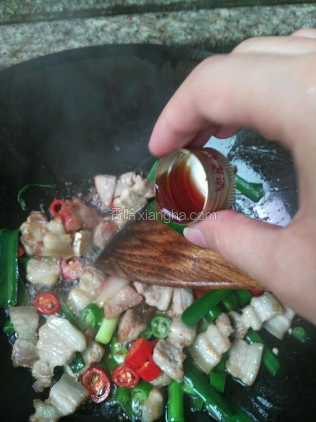 再将五花肉放入倒入料酒继续翻炒一分钟左右加入盐调味就可以出锅了