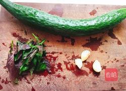 凉拌紫苏黄瓜的做法图解2