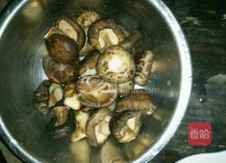 香菇炖板栗鸡的做法图解1