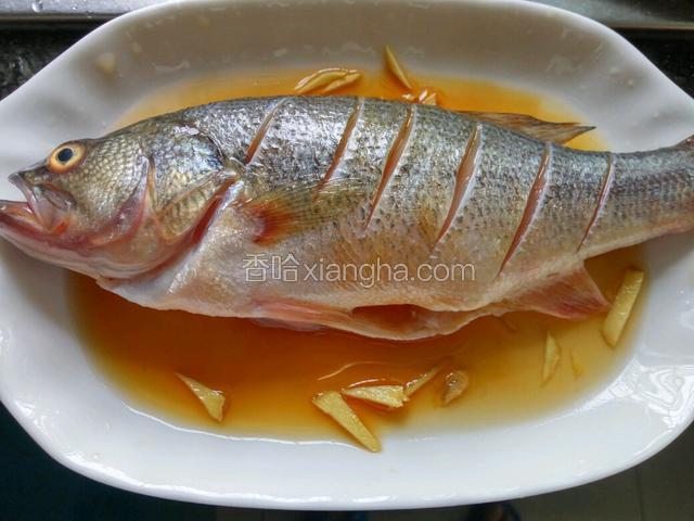 鲈鱼洗净用盐，料酒，姜丝，生抽腌制1～2小时沥干水
