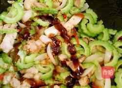 苦瓜炒烧肉的做法图解5