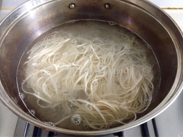 面条沸水下锅煮