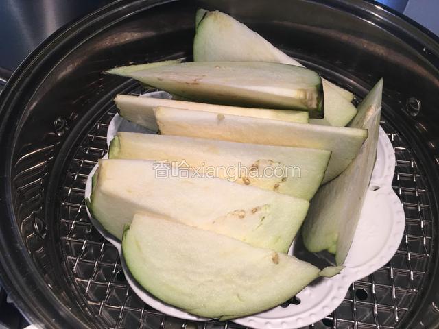 茄子洗净，茄块儿，放蒸屉上蒸，水开后大概蒸15分钟左右。