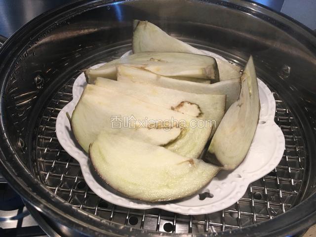 时间到，蒸好的茄子攥去水分。