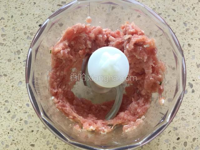 猪肉绞成肉末。