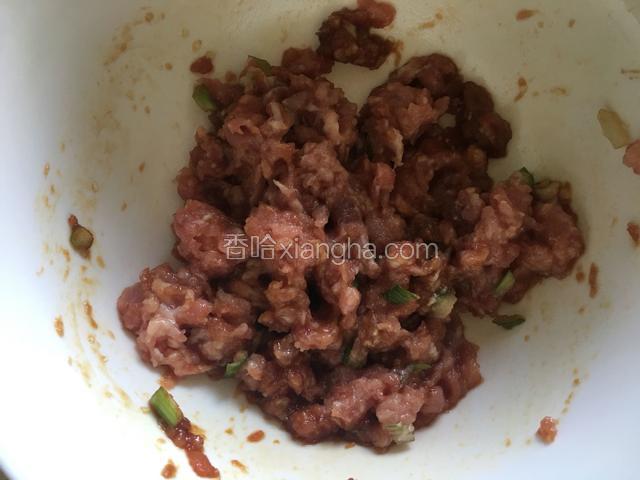 肉馅里放入所有调味料拌匀。