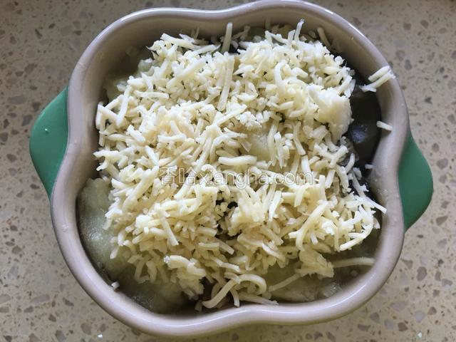 再铺一层芝士。