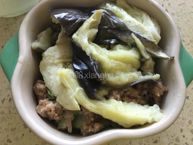 一层茄子一层肉铺好。