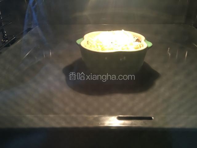 放入预热好的烤箱，上下火180摄氏度烘烤20分钟左右。