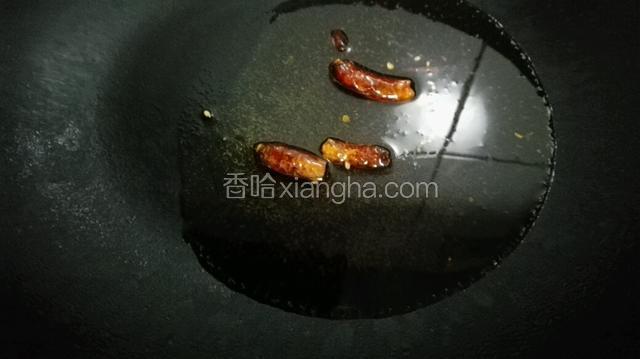 做油，油热后放入一个干辣椒