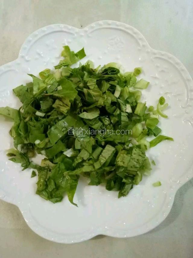 将青菜切碎。