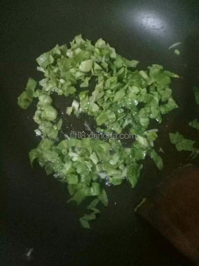锅中下适量玉米油，下青菜煸炒。